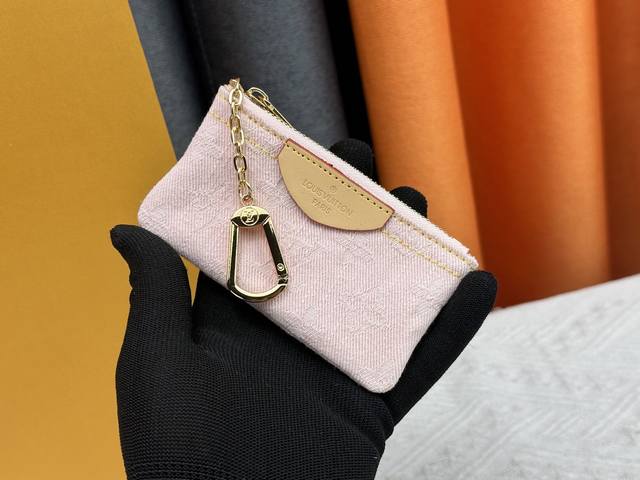 钱包 顶级原版 实物拍摄 自家背景 这款Damier 帆布小皮包可放零钱和钥匙 放入手袋或衣服口袋轻而易举 钥匙环 钥匙钩可以挂于大部分路易威登手袋配有的D形环