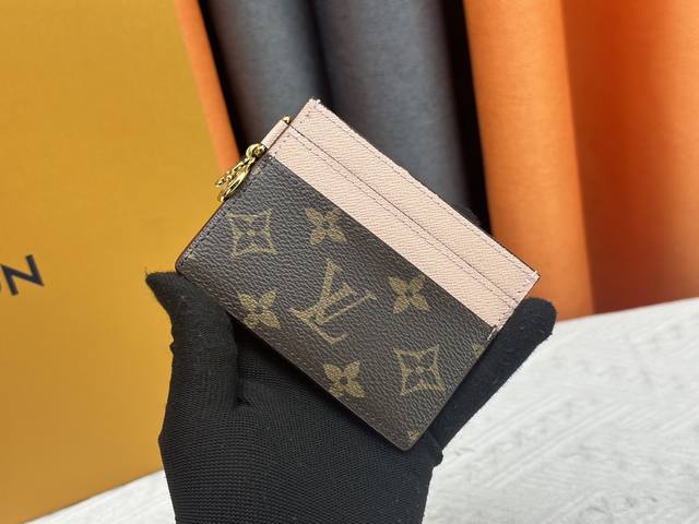 M82739 取材 Monogram 涂层帆布和牛皮革 为大号隔层两侧均衡配置卡片夹层 Monogram 花卉装饰散发莹泽光芒 成就赠礼佳选 尺寸 10.2 X M82739 取材 Monogram 涂层帆布和牛皮革 为大号隔层两侧均衡配置卡片夹层 Monogram 花卉装饰散发莹泽光芒 成就赠礼佳选 尺寸 10.2 X