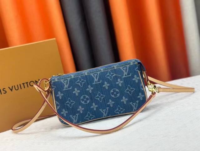 升级原版 M82962蓝色丹宁牛仔 麻将包系列 pochettep Accessories Mila 麻将包 M40712牛仔配饰包这款配饰包可谓永远的经典款式