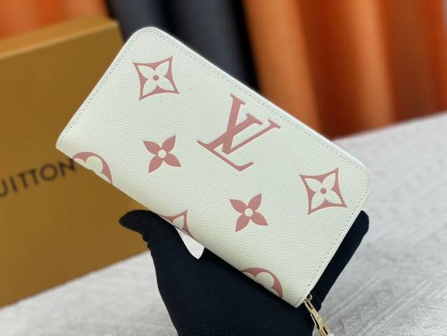 顶级原版 By The pool系列拉链钱包 采用Monogram Empreinte皮革打造 重新演绎路易威登的经典拉链钱包 缀有低调的渐变色Monogram