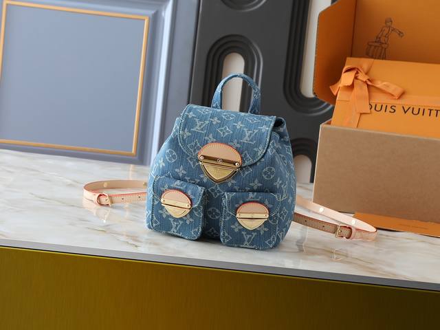 升级原版 M13031 M46836 M13081 本款 Venice 双肩包携经典 Monogram Denim 图案瞩目回归新季 选用素净棉布铺陈基底 再以