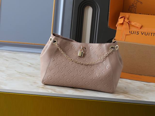 升级原版 M14324 M14414 M14659 本款 Anytime 小号手袋回溯诞生于 1988 年的 promenade 手袋 以摩登笔触打造昼夜皆宜的