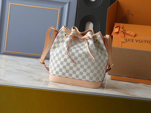 升级原版 M40818 M42224 本款Noe Bb 手袋 设计于 1932 年经的典 No 桶包可以爱的迷你款重新演绎 包底采用皮革固加设计 包身高不度到