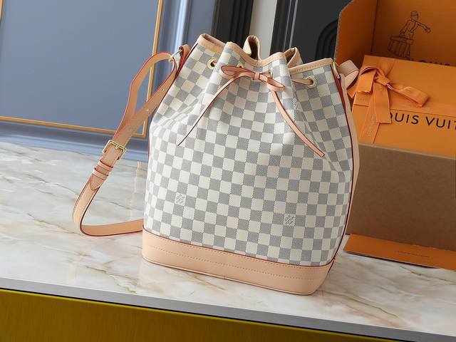 升级原版 M42224 M40818 本款 No 手袋 应一位香槟酒商的要求 加斯顿-路易威登设计了这款经典的 No 手袋 此包牢实而时尚 包内可装纳五瓶汽酒