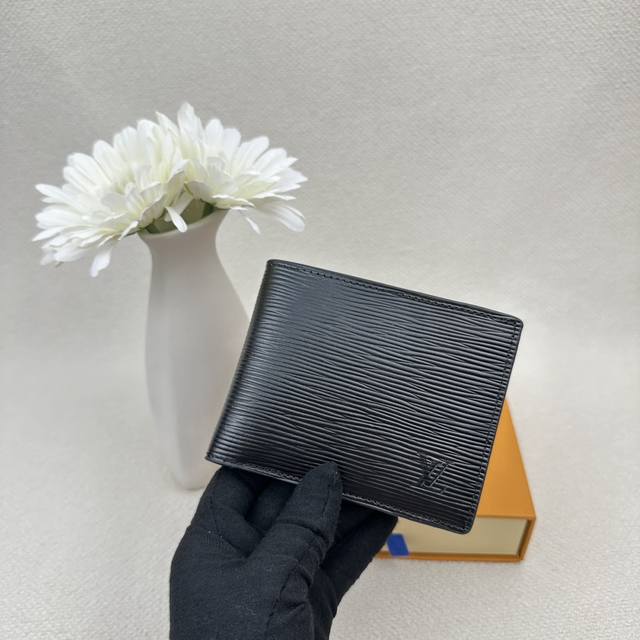 型号M60895Multiple 钱夹 这款Multiple皮夹采用Damier帆布制造 可收纳信用卡 纸币 票据等 尺寸 11X9.