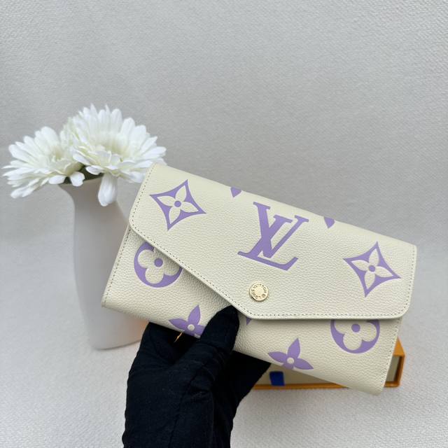 M82516 portefeuille Sarah Nm 采用 Monogram Empreinte 皮革制成 美丽的粒纹营造出奢华的氛围 卡其绿色底座上饰有奶