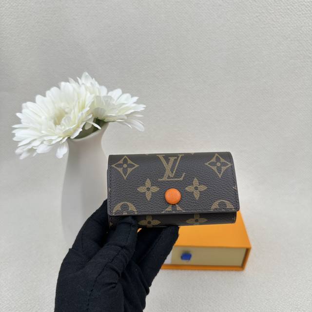 M62630 尺寸:10.5X 7.0X 2.0 Cm 设计小巧精致的钥匙包 设有六个可系扣六把钥匙的锁扣 采用Monogram帆布制造 配衬手袋或公事包 既实