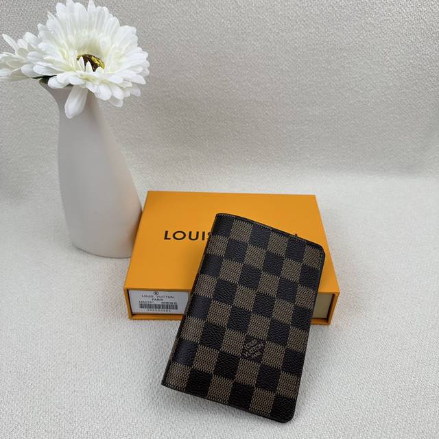 M60181护照本 这个Monogram帆布旅游证件套 除了装护照 还可放三张信用卡或名片 型号 尺寸 10X 14 Cm 长X 高