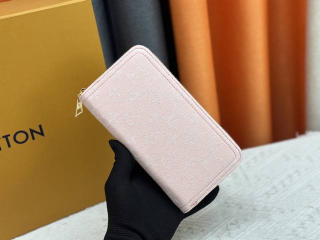 M82958蓝色牛仔 单拉链钱包系列 Zippy拉链钱夹 这款拉链钱包 以Monogram提花牛仔布重新演绎 采用编织技术重新演绎路易威登标志性的Monogra