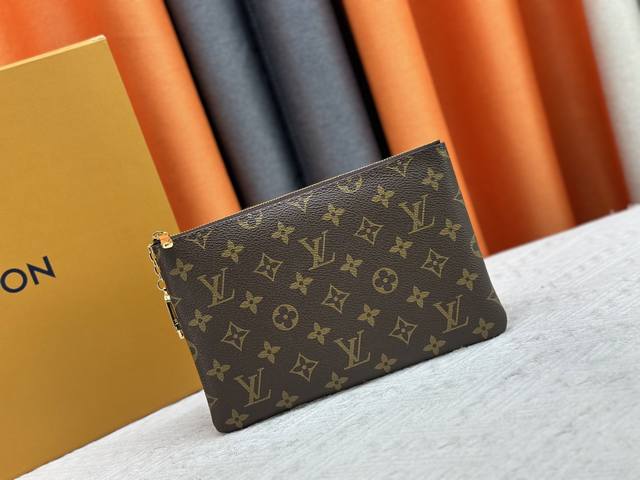 M13560 pochette Cl S 中号钥匙零钱包为诞生于 1984 年的经典系列再添新员 Monogram 涂层帆布塑造流畅构型 顶部拉链和链条流露优雅