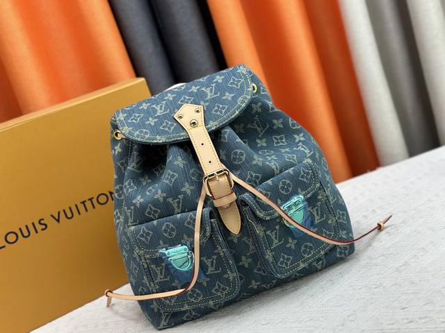 Lv牛仔双肩包背包出货 原版开发 型号: 44460 酷酷的牛仔系列来啦 中古绝版限量款登山包书包 牛仔元素可是永不过时的哦而且无论怎么搭配都超有范 无敌洋气