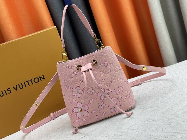 M13676 M44021 本款 Neonoe Bb 水桶包出自路易威登 村上隆复刻系列 以Monogram Empreinte 皮革传递清新气息与灵动格调 M