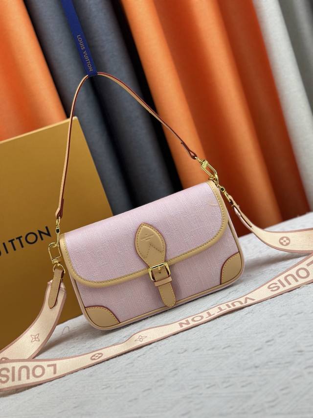 M46386 M45985 牛仔 法棍包系列 新款 Diane 手袋 黛安挎包是由 Monogram Empreinte 以品牌的标志性压花皮革制成 这款多功能