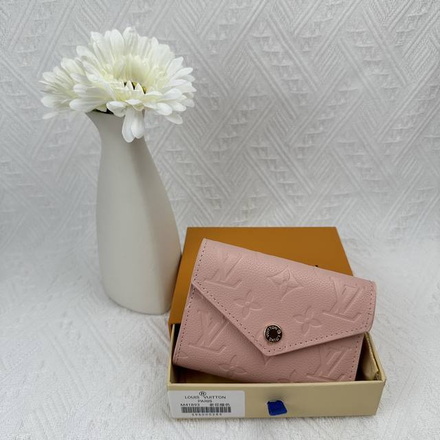 顶级原版M41938砖石纹压花 风格柔美而功能强大 此款小巧的Victorine钱夹是适宜随身携带的上上之选 标志性Monogram帆布搭配多彩皮革内衬 风格时