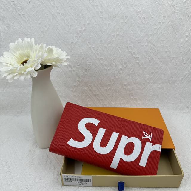 顶级原版M67540 这个长款环绕拉链钱夹以Epi皮革制成 是旅途的理想伴侣 它不但光泽 靓丽 而且还可同时轻松容纳信用卡 票据 零钱 纸币 支票簿和一支钢笔