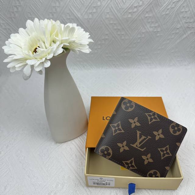 顶级原版M60930 短夹内相册 以标志性的Damier Graphite帆布质地制成 将不朽经典与现代功能完美结合 设计简洁而又不失便捷 却依旧小巧玲珑 可以