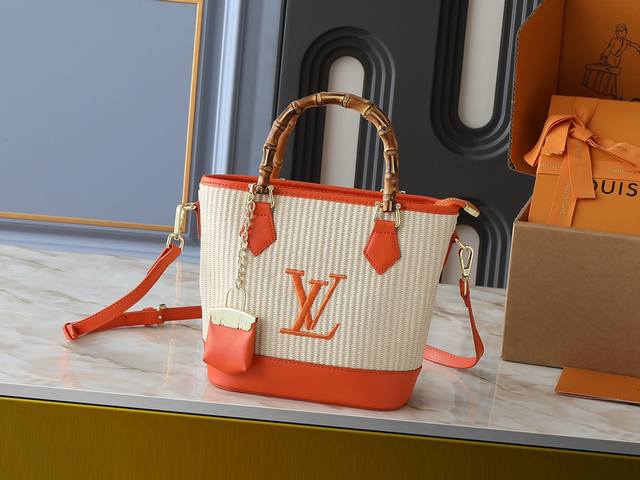 升级原版 M66588 本款Wallet On Chain 手袋出自路易威登 Lv Bloom 系列 主料草编裁出时髦且实用的构型 丝线刺绣Logo 真竹手提与