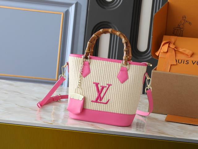 升级原版 M66588 本款Wallet On Chain 手袋出自路易威登 Lv Bloom 系列 主料草编裁出时髦且实用的构型 丝线刺绣Logo 真竹手提与