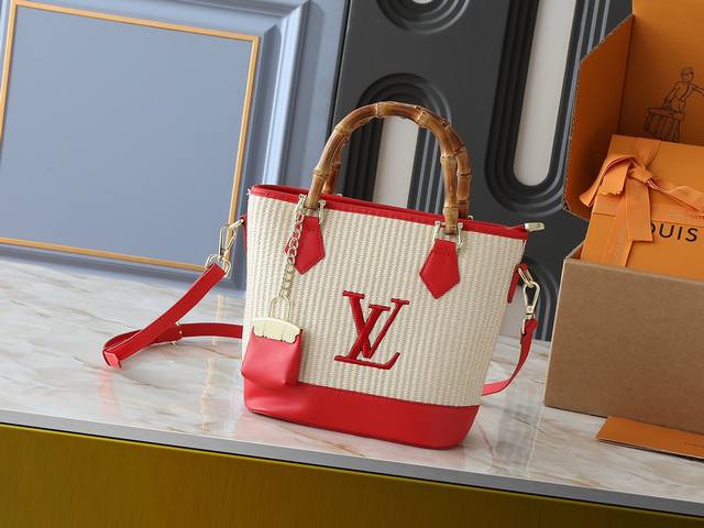 升级原版 M66588 本款Wallet On Chain 手袋出自路易威登 Lv Bloom 系列 主料草编裁出时髦且实用的构型 丝线刺绣Logo 真竹手提与