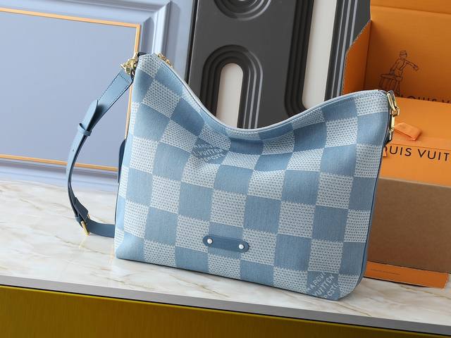 升级原版 N00202 M14018 本款 Vagabond Hobo 手袋为 Damier Denim 3D 棉质帆布融入牛皮革饰边和耀目金属件 以华美梭织标