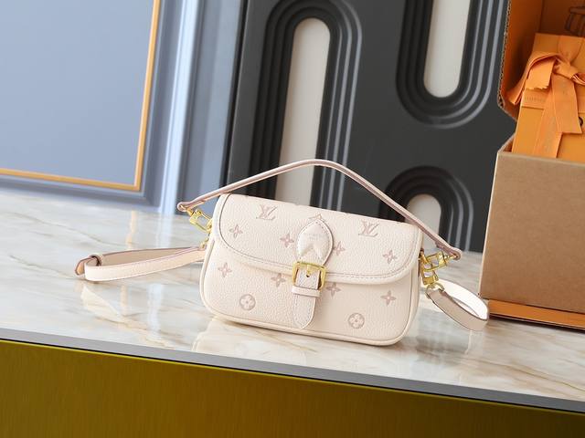 升级原版 M13642 本款 Nano Diane 手袋以同色美学重绎经典 Monogram 图案 并为皮革包身融入耀目金属件与可拆卸肩带及手柄 紧凑构型轻松容