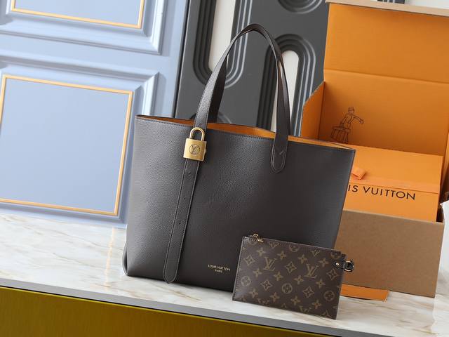 升级原版 M25341 M25342 M25343 本款 Low Key Cabas 中号手袋以柔软粒面牛皮革包裹绒面皮革内衬 匠心打造华美格调 品牌标志性挂锁