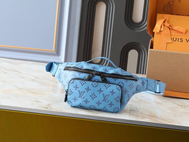 升级原版 M14782 M43644 全皮压花胸包腰包 Rush 腰包 本款 Rush 腰包为 Monogram Shadow 压纹牛皮革融入哑光质感 再借俊朗