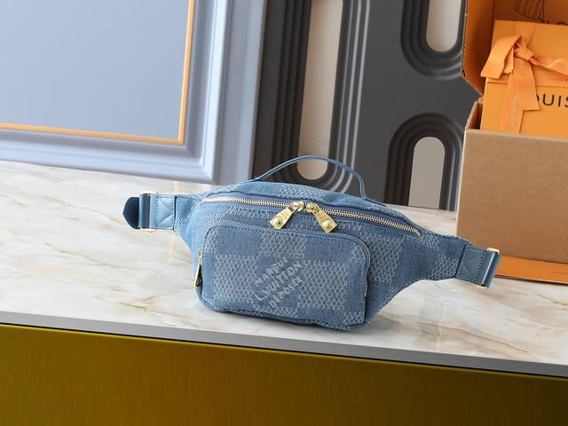 升级原版 M00205 M43644 本款 Rush 腰包结合 Damier Denim 3D 棉质帆布与锃亮金属件 以大号格纹讲述品牌 Damier 图案的灵