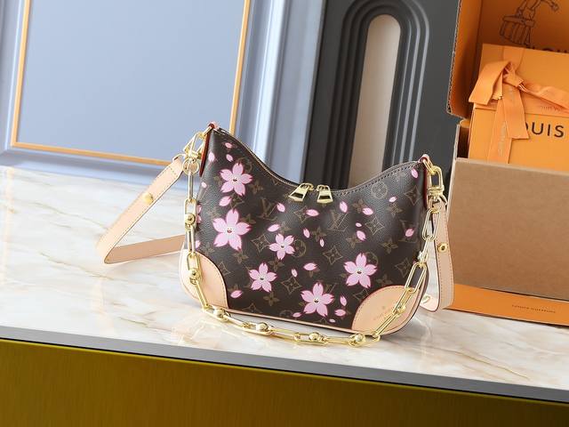 升级原版 M13265 M45832 本款 Boulogne 小号手袋出自路易威登 X 村上隆复刻系列 以 Monogram 涂层帆布烘托 Cherry Blo