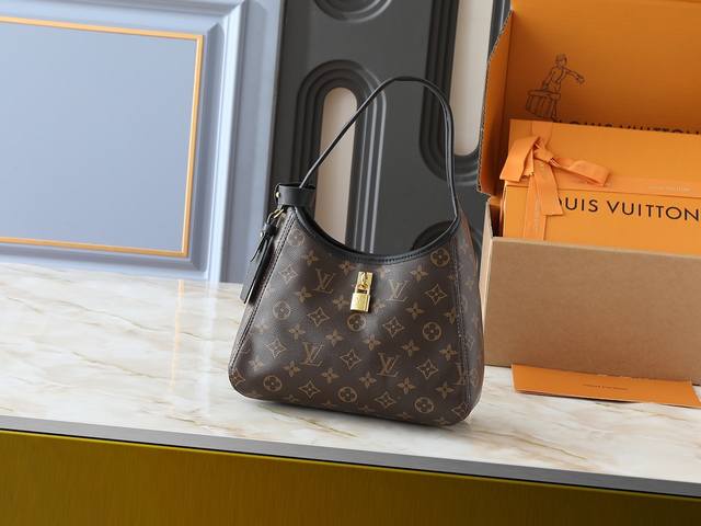 升级原版 M12940 M12941 本款 The Drop 小号手袋向 2018 年问世的 Flower Hobo 手袋汲取灵感 以经典 Monogram 帆