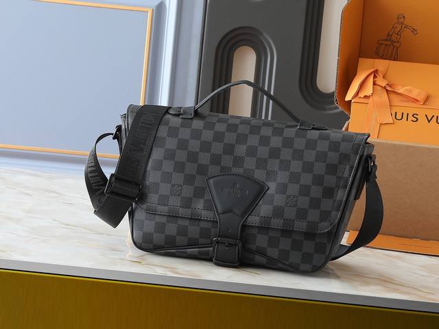 升级原版 M46685 男 差包系列 Montsouris 信差袋 這款容量寬敞的Montsouris信差袋選用柔軟的小牛皮製作 綴有品牌的Epi壓紋圖案 造型