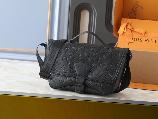 升级原版 M46685 男 差包系列 Montsouris 信差袋 這款容量寬敞的Montsouris信差袋選用柔軟的小牛皮製作 綴有品牌的Epi壓紋圖案 造型