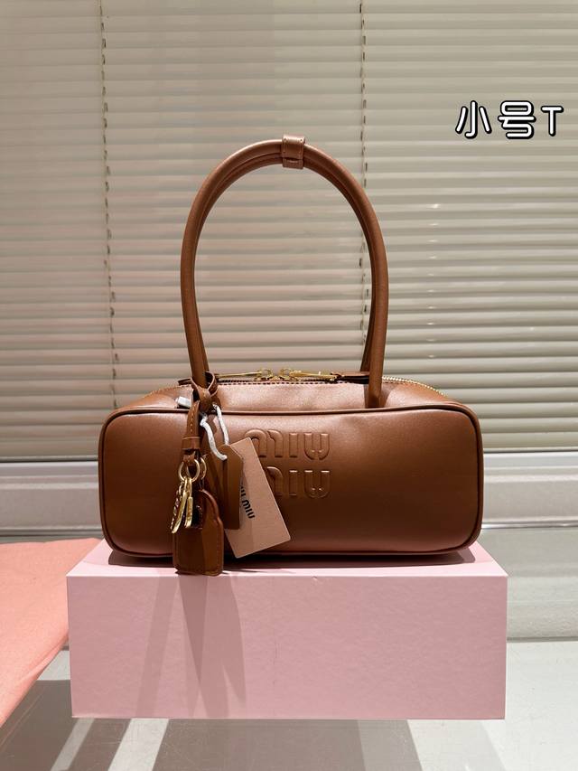 配盒 miumiu保龄球包 好美好美 新品上新~ 中号保龄球尺寸质感无敌 长手柄腋下手拎绝绝子容量超大 尺寸 28*12Cm