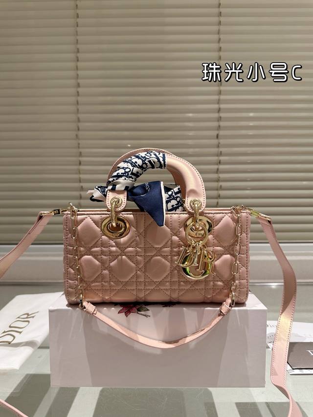 羊皮 小号 diorlady-Life限量款包包 新款Lady-Life包治百病不是假的含它实在是太美了 实物比照片好看 迪奥戴妃Yyds 尺寸小号22 13C