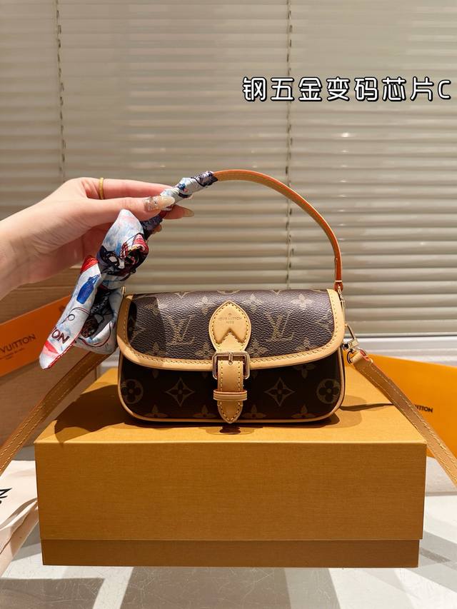 配丝巾 钢五金变码芯片 lv 秀款法棍小号出货啦 20Cm 折叠盒包装 奢华象征 工艺精湛 时尚经典 m83566老花 本款Nano Diane为Monogra