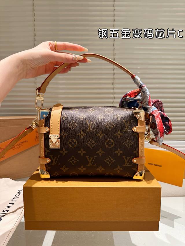 配丝巾 钢五金变码芯片 融了些未来感进去的Lv小箱子包 度假系列个人太喜欢了 科幻电影里的未来时装即视感 于是迫不及待翻了下这季新包 大量金属元素的运用让Mon
