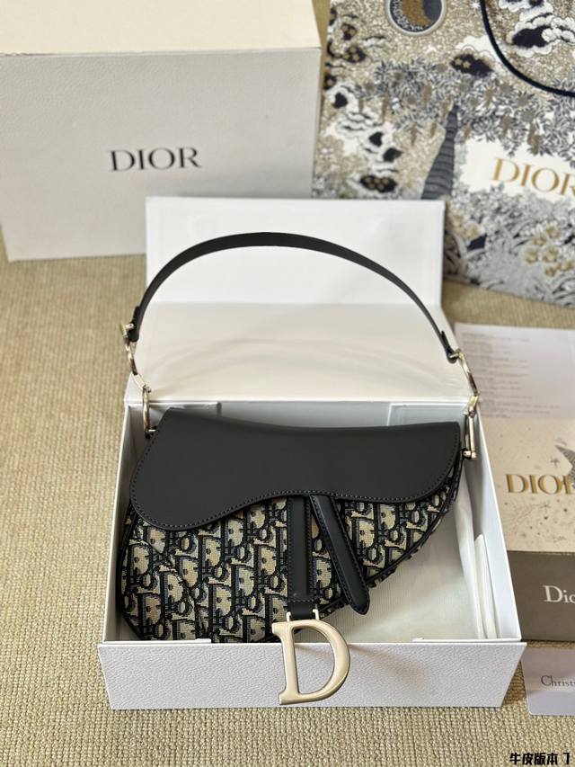 顶级原单 牛皮 迪奥Diorsaddle马鞍包 它的造型来自于2000年时任Dior设计师John Galliano的创新设计 他希望在他设计理念的感召下 女性