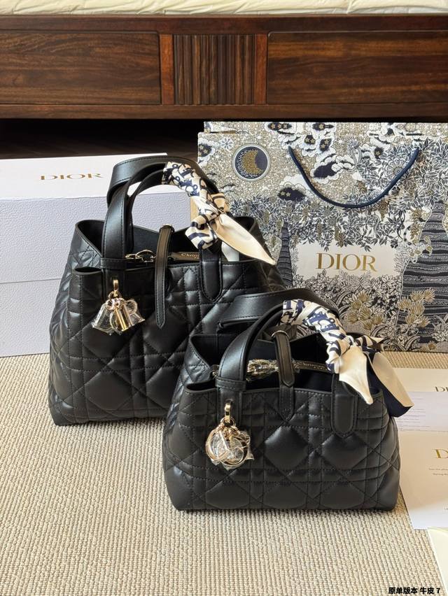 顶级原单 牛皮 dior Toujours我愿称之为本季神作 dior新款Toujours这款包包真的有太多抓住我的点了巴首先它的包身非常的轻3 四其次它是选用 顶级原单 牛皮 dior Toujours我愿称之为本季神作 dior新款Toujours这款包包真的有太多抓住我的点了巴首先它的包身非常的轻3 四其次它是选用