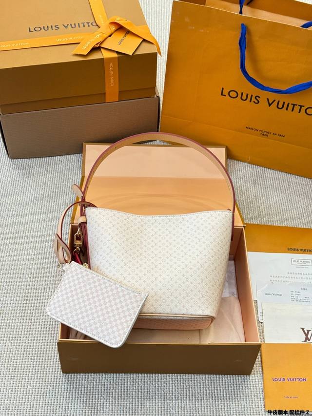 牛皮版本 配挂件 沙丘色 Lv All Inbb手袋为Monogram牛皮搭配亮泽金属件 以标志性挂锁和名牌彰显经典格调 可调节肩带延续品牌制箱传承 皮革肩带增