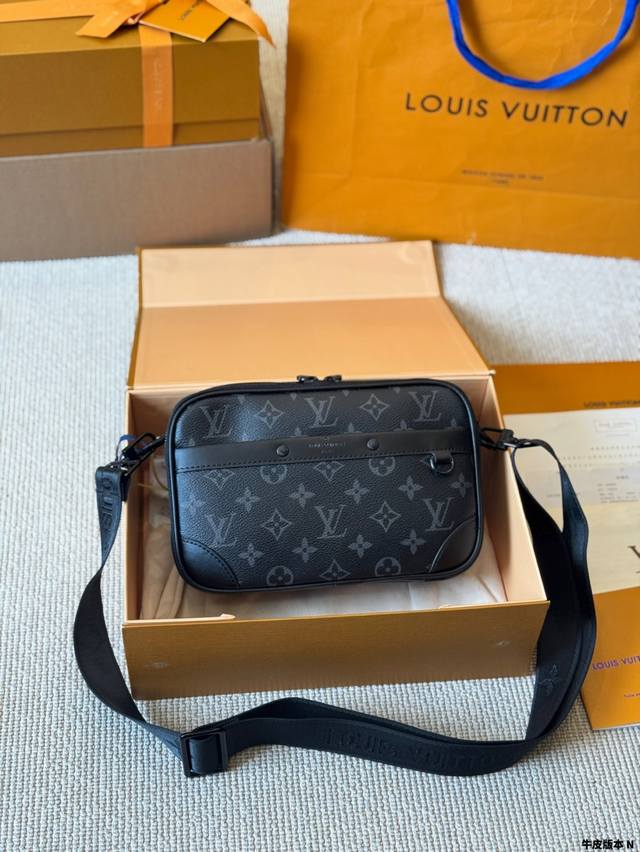 牛皮版本 lv Alpha邮差包现货秒发 取材标志性Monogram Eclipse涂层帆布 以摩登笔触演绎玲珑构型 拉链隔层确保物品安全无虞 前袋铆钉再添品牌