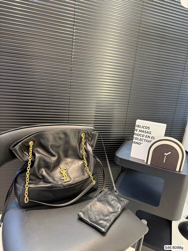 圣罗兰新品Jamie手袋 松弛有度的时尚 Ysl新品Jamie大号手袋 手袋的精致设计 不仅能够完美收纳你的日常所需 更是一种生活态度的展现 松弛有度 既不失优