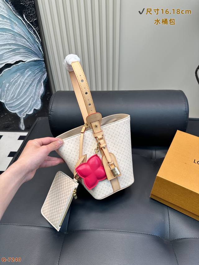 配折叠盒 lv 首发买沙丘色 Allin Bb 水桶包送小挂件新配色 太好看啦 温温柔柔 还自带小挂件 玫红色尖形花 像小星星 尺寸16.18Cm