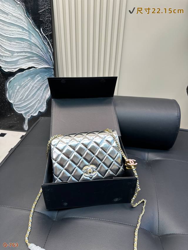 配全套包装 香奈儿最新款手工坊系列珐琅双C调节扣精致好看又实用 非常百搭 也可以搭新中式 容量比想象中大 日常背放手机口红等完全没问题 寓意也好 完美 一眼就爱