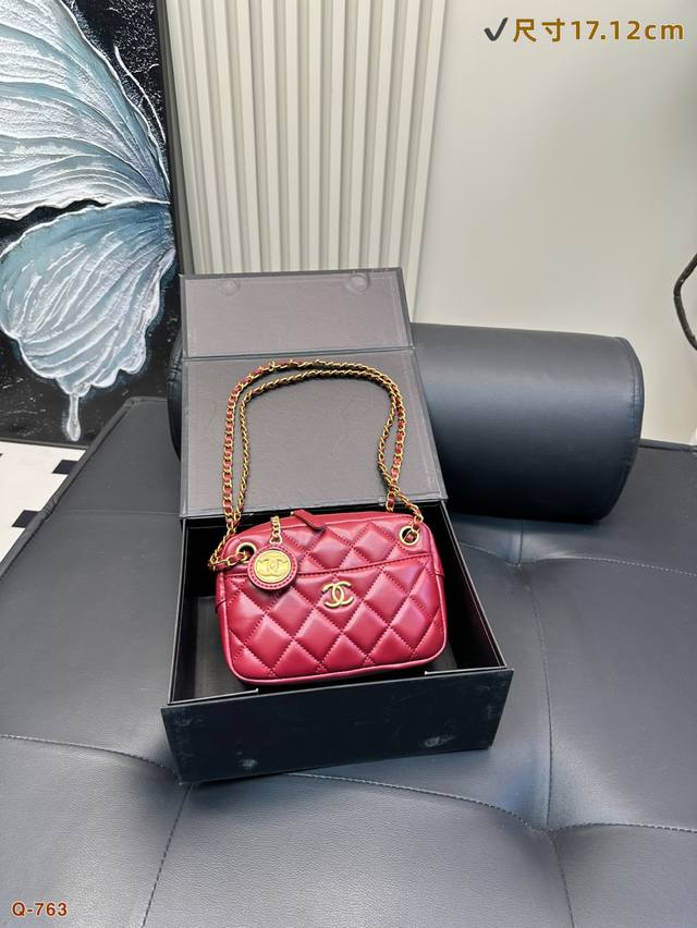 全套包装 香奈儿Chanel 金市相机包 背在身上也太有小千金的感党吐 小金币点缀其中 彰显其奢华与独特品味 简直是艺术工艺品哇 尺寸17.12Cm