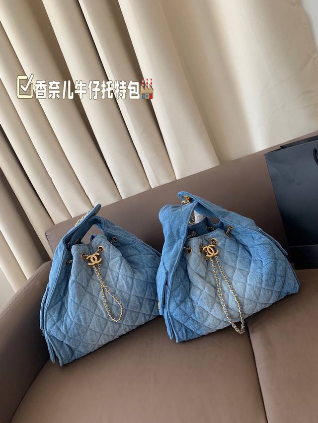 大号 小号 香奈儿牛仔托特包 时尚感十足 实用性也毫不逊色 无论是逛街 学会还是工作 都能成为你的最佳搭档 尺寸大号34 26 小号25*19