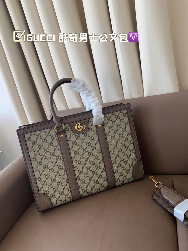 尺寸38.28 gucci 酷奇男士公文包 原版面料 顶级原单 稳重大气 时尚高雅 经典配色 彰显品牌的标志性风格 暗纹Logo的点缀 展现品牌的时尚气息与独特