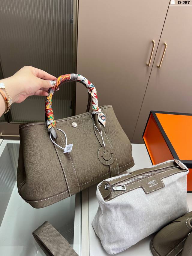 大 配内胆 爱马仕花园包 通勤比较低调又百搭 包身没有任何Logo没有那么招摇 D-287尺寸25 15 30 20折叠盒