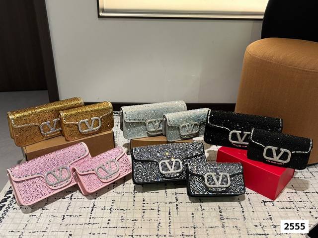 配折叠盒子 华伦天奴Loco单肩包 上身效果很惊艳 高级又不刻板 美尽在其中 神秘有灵气的小性感 出席宴会晚会之类时一定要选择 尺寸 大号27 13 小号20