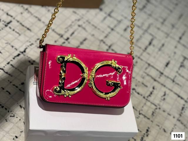 配盒子 Dg杜嘉班纳链条包 包包实在是太太太温柔了 拿在手上少女感十足 仿佛时间停滞在听你诉说你们的故事~高级感满满 #杜嘉班纳Dg 尺寸19.5 12