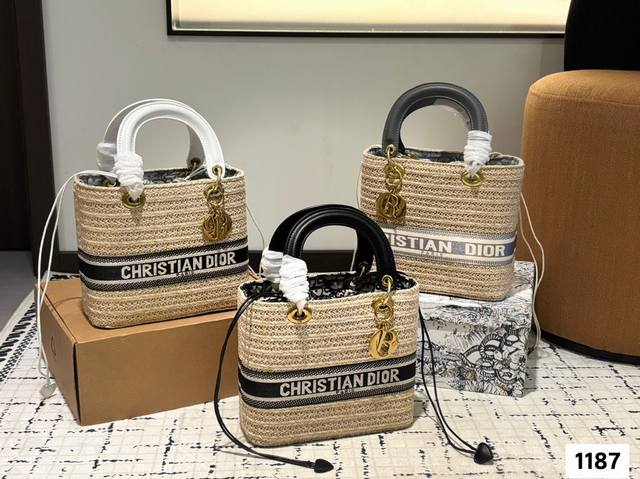 Dior迪奥草编水桶 采用柳条手工精心编织而成 搭配满印Logn内里 简直不要太好看了 尺寸23.20